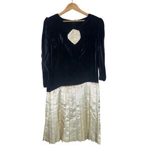 Vintage 80s Retro Party Dress Size Medium Pleated Skirt Black Velvet Long Sleeve